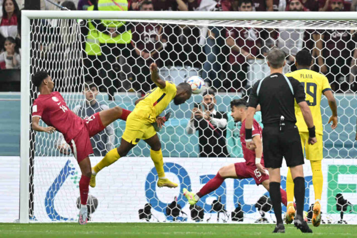 Aos 2 minutos do primeiro tempo, Enner Valencia marcou de cabeça após cobrança de falta do Equador. 