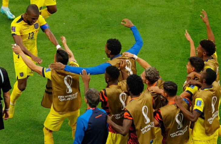Os jogadores do Equador comemoram muito a vantagem no placar