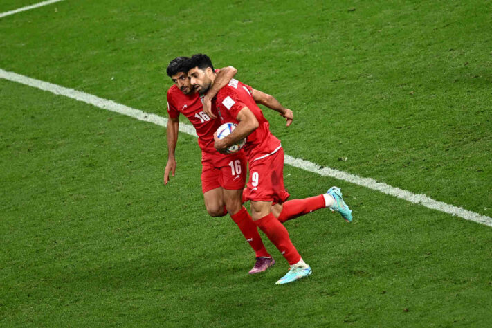 Irã - SOBE: Taremi marcou os dois gols para a seleção iraniana, mostrando frieza nas definições. // DESCE: A equipe teve dificuldade na transição para o ataque e na marcação dos jogadores da Inglaterra.