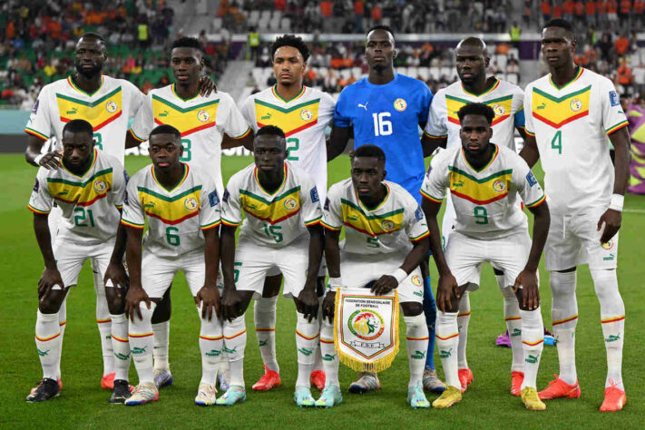 Senegal - SOBE: Ismaila Sarr mostrou que pode ser a referência técnica no ataque senegalês durante a Copa. Com boa movimentação, chutes firmes e arrancadas em velocidade, levou perigo à meta holandesa. // DESCE: Edouard Mendy: Falhou em ambos os gols. No primeiro, errou o tempo de bola pelo alto. No segundo, soltou a bola no pé do adversário. Muito abaixo do arqueiro que se apresenta debaixo das traves do Chelsea.