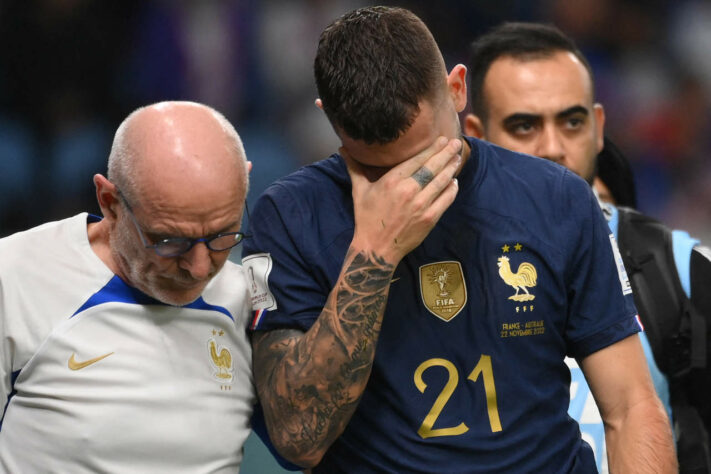 O desfalque mais recente: Lucas Hernández sofreu lesão durante lance de gol da Austrália, que abriu o placar em França 4 x 1 Austrália. O lateral deixou o gramado com dores no início do primeiro tempo. Horas depois, o jogador realizou exames, que constataram uma lesão no ligamento cruzado do joelho direito. Com isso, a seleção francesa confirmou que o atleta está fora do restante do Mundial. Ele só terá condições de jogo novamente na metade de 2023.