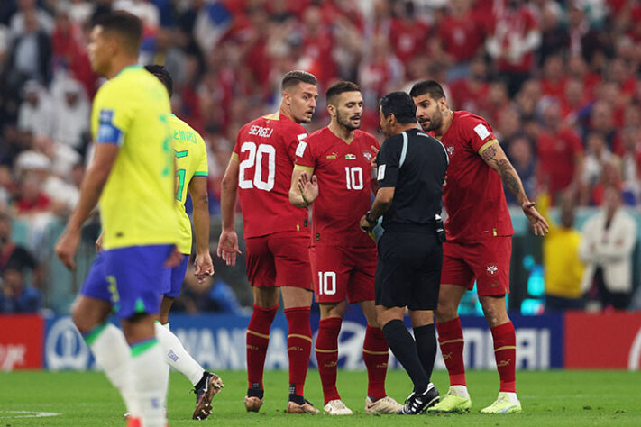 Jogadores da Sérvia reclamam com o árbitro.
