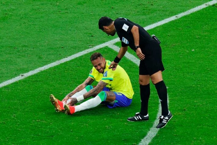 Entorse nos ligamentos do tornozelo direito - Novembro de 2022: afastado por 9 dias (2 jogos) / Uma lesão sofrida durante a estreia da Copa do Mundo e que tirou Neymar dos dois jogos seguintes da fase de grupos da competição. 