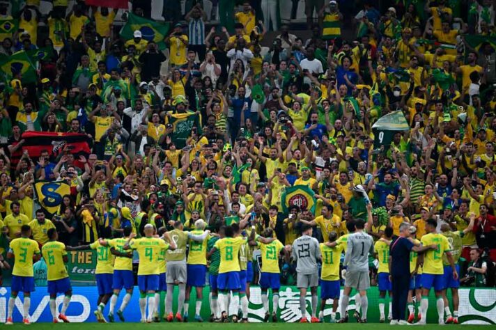 Festa brasileira! Jogadores brasileiros comemoram com os torcedores em Doha.