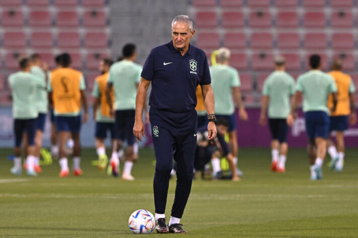 A bruxa segue solta na Seleção Brasileira: o lateral-esquerdo Alex Sandro sofreu uma lesão na região do quadril esquerdo, na reta final da partida contra a Suíça, e não vai enfrentar Camarões, nesta sexta-feira. O exame foi realizado nesta terça-feira. Ainda não há certeza se ele terá condições de atuar nas oitavas de final. Alex Telles será titular contra Camarões. É o terceiro problema da Seleção nesta Copa: Neymar e Danilo também estão se recuperando de lesões e não vão enfrentar Camarões. Com gancho nas baixas sofridas, o LANCE! relembra outras Copas em que contusões se colocaram no caminho da Seleção.