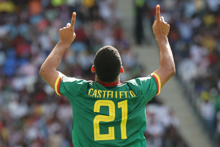 Castelletto nasceu na França e atua pelo Nantes, mas optou por defender a seleção de Camarões. O zagueiro tem sido um dos principais nomes da equipe, que ainda tem chances de classificação para as oitavas. Ele marcou um gol.