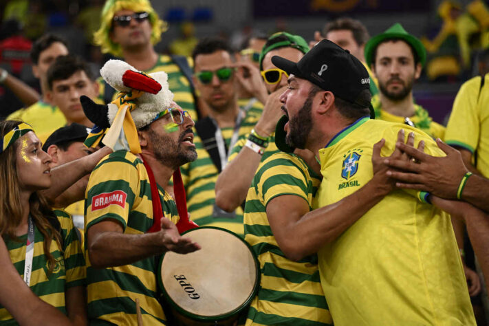 Torcedores brasileiros discutem por causa de faixa antes da partida.