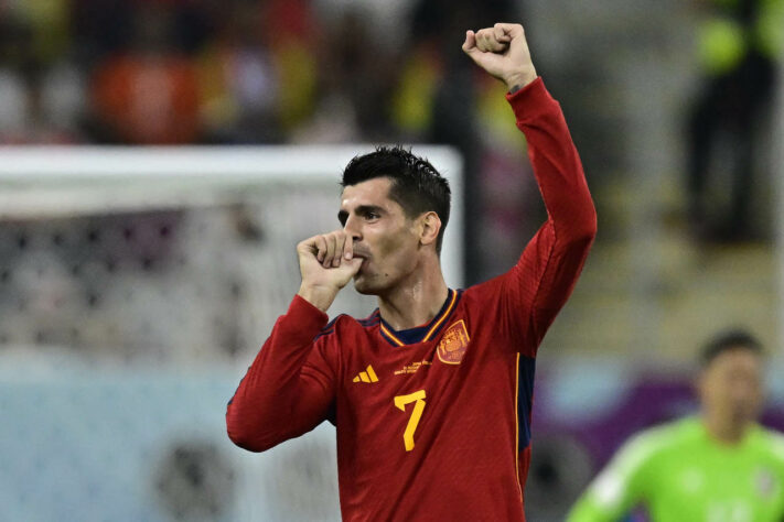 ESQUENTOU - Informação divulgada pelo 'Marca', da Espanha, indica que o atacante espanhol Álvaro Morata é mais um jogador na mira do futebol saudita. Desta vez, o clube interessado em contar com mais uma estrela europeia em seu elenco é o Al-Taawon. O jornal espanhol afirma que o atacante recebeu uma proposta de 50 milhões de euros por ano (mais de R$ 262 milhões na cotação atual). 