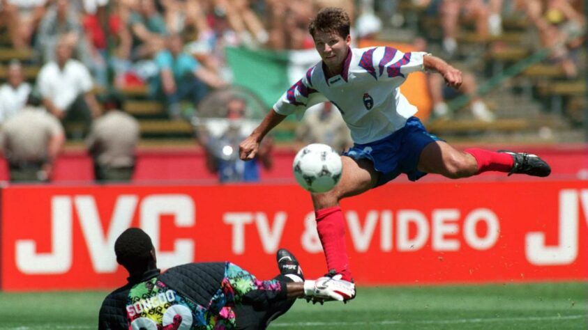 Estados Unidos 1994 - Oleg Salenko - Esta edição contou com dois artilheiros, ambos com seis gols. Na época, Stoichkov era destaque do Barcelona, enquanto Salenko não era muito conhecido, mas entrou para história ao balançar a rede cinco vezes em um único jogo: 6 a 1 sobre Camarões.