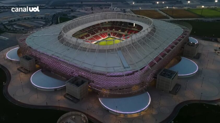 A fachada traz diversos elementos presentes na cultura árabe e do país. Além disso, o formato do estádio imita dunas de areia.