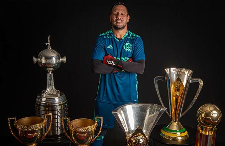 O goleiro Diego Alves também não fica muito atrás, com 11 troféus vestindo o Manto: Brasileirão 2019 e 2020; Libertadores 2019 e 2022; Supercopa do Brasil 2020 e 2021; Copa do Brasil 2022; Recopa Sul-Americana 2020; Carioca 2019, 2020 e 2021.