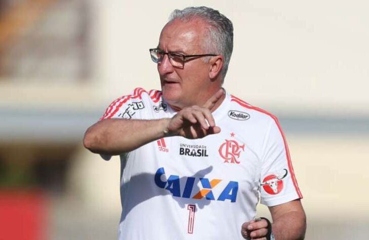 FECHADO - Dorival Júnior se despediu do Flamengo com um vídeo de agradecimento. "A diretoria entendeu, e eu respeito isso, que esse momento seria de mudança. Quero deixar aqui um agradecimento de coração a todos jogadores, funcionários do clube, que fizeram do nosso dia a dia leve, tranquilo, de trabalho, dedicação e comprometimento com essa entidade. Carrego no coração toda história e participação de cada um de vocês, que às vezes sem ter de onde tirar estão ali acompanhando e torcendo fazendo com que o Maracanã seja um palco maravilhoso", compartilhou o treinador.