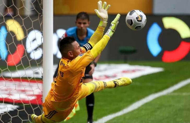 Outro momento de destaque do goleiro foi na Supercopa do Brasil de 2021, quando confirmou a fama de pegador de pênaltis na disputa contra o Palmeiras, em Brasília.