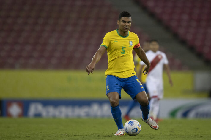 Casemiro - o grande protetor da defesa brasileira, deve ficar responsável pelas coberturas dos meias e laterais no momento em que a Sérvia recuperar a bola. 