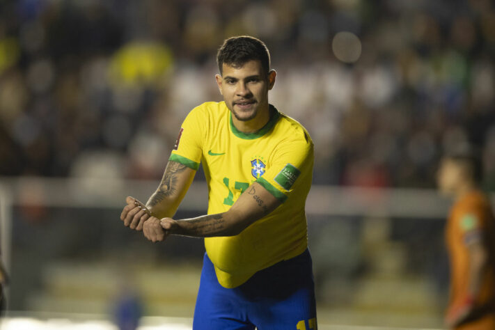 Bruno Guimarães - Vasco / Apesar de passagem pelo Flamengo, o volante do Newcastle seguiu a paixão de sua família, e torce para o Vasco da Gama. O jogador não tem imagem com camisa do Cruzmaltino. 