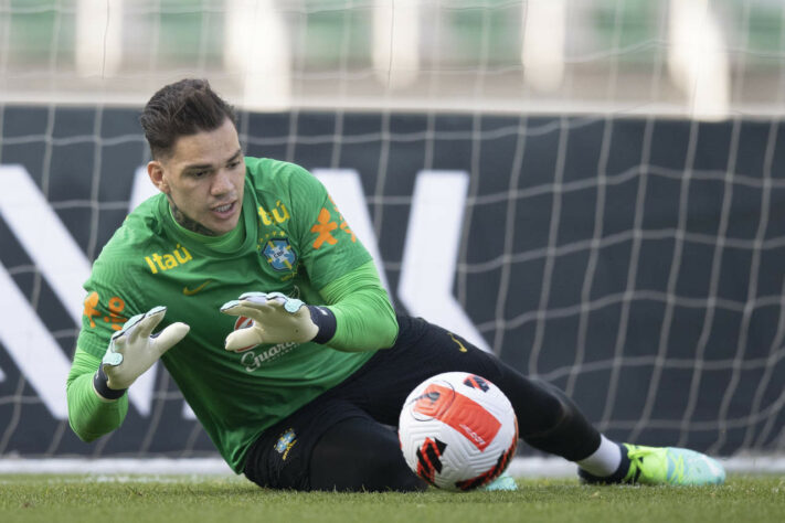 EDERSON (G, Manchester City) - Vem de uma conquista da Liga dos Campeões com o Manchester City e tem continuidade na Seleção desde o período de Tite. Além disso, foi titular sob o comando de Ramon Menezes de dois amistosos.