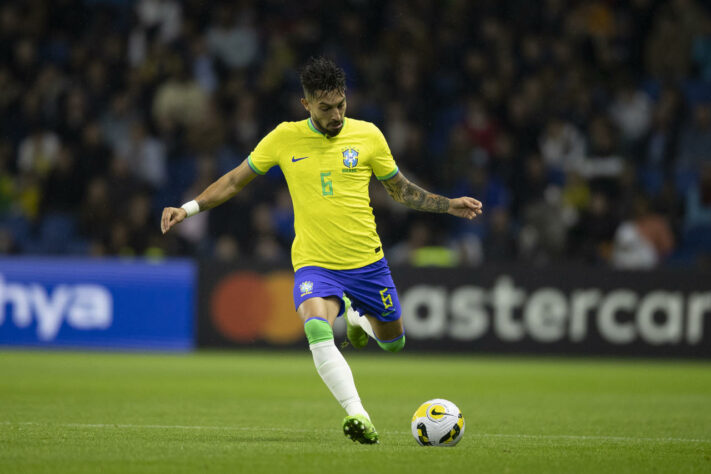 ALEX TELLES (LE, Al-Nassr) - Esteve nas duas convocações mais recentes da Seleção Brasileira e com status de titular. Pinta como opção mais provável em um setor no qual ainda há oscilações.