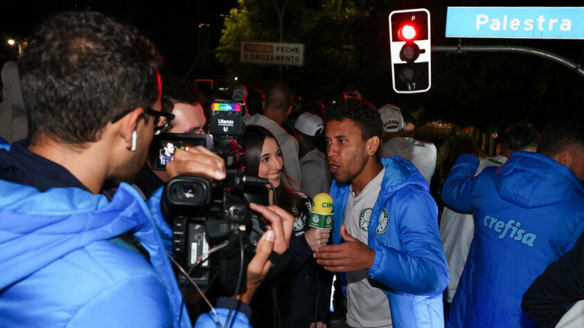 A TV Palmeiras acompanhou o trajeto e entrevistou jogadores em cima do trio elétrico.
