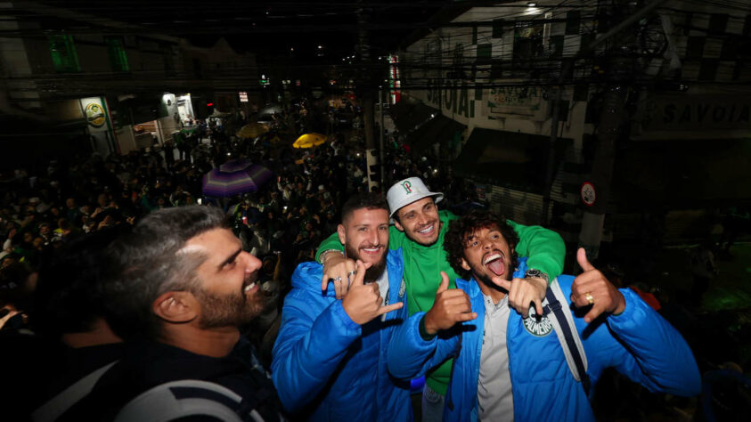 O Palmeiras aproveitou a confirmação do título brasileiro e a goleada sobre o Fortaleza para comemorar com o torcedor e, para isso, reservou um trio elétrico para levar o elenco do Allianz Parque para a Academia de Futebol. Muitos torcedores acompanharam o trajeto. Confira, na galeria a seguir, as imagens da celebração: