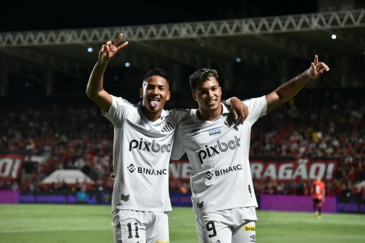 A dupla Ângelo e Marcos Leonardo fez mais uma vez a diferença, e o Santos venceu o Atlético Goianiense por 3 a 2, fora de casa, na noite desta quarta-feira pelo Brasileirão. O Peixe não fez uma boa partida, mas conseguiu no final a virada e ainda sonha com o G8. Veja as notas da partida. (por Diário do Peixe)