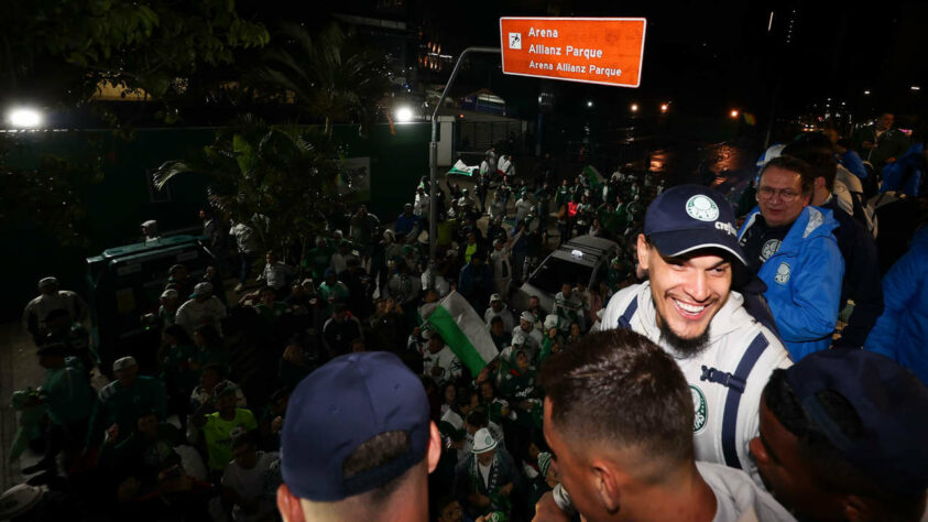 A torcida não largou o trio elétrico para poder acompanhar seus ídolos.