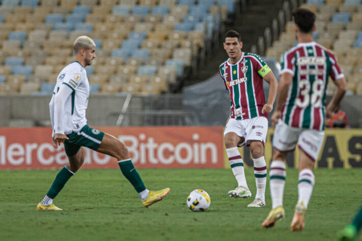  Goiás - Sobe: Pedro Raul foi o jogador mais perigoso da equipe no jogo, sobretudo na bola aérea / Desce: Dada Belmonte caiu na pilha em disputa com Ganso mesmo já tendo amarelo e acabou sendo expulso. 