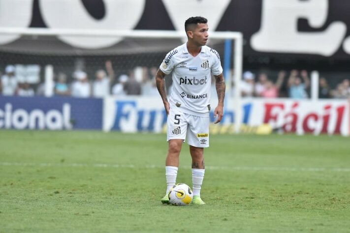 FECHADO - O Santos acertou empréstimo do meia Gabriel Carabajal ao Vasco, com valor da opção de compra fixado. O argentino ficará cedido ao clube carioca até o final de 2023. O Peixe receberá R$ 500 mil pela negociação, e ainda ficou acordado que o Cruz-Maltino pagará 100% dos salários do atleta de 32 anos. O contrato ainda não foi assinado.