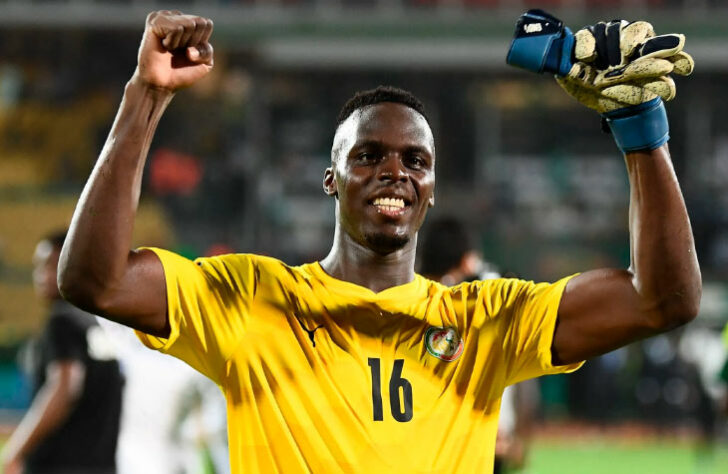 Senegal: 12 jogadores da seleção nascidos fora do país / Édouard Mendy [na foto] (goleiro - nascido na França), Seny Dieng (goleiro - nascido na Suíça), Kalidou Koulibaly (zagueiro - nascido na França), Youssouf Sabaly (lateral - nascido na França), Abdou Diallo (zagueiro - nascido na França), Fodé Ballo-Touré (lateral - nascido na França), Ismail Jakobs (lateral - nascido na Alemanha), Nampalys Mendy (volante - nascido na França), Pape Gueye (volante - nascido na França), Boulaye Dia (atacante - nascido na França), Iliman Ndiaye (atacante - nascido na França) e Nicolas Jackson (atacante - nascido no Gâmbia).