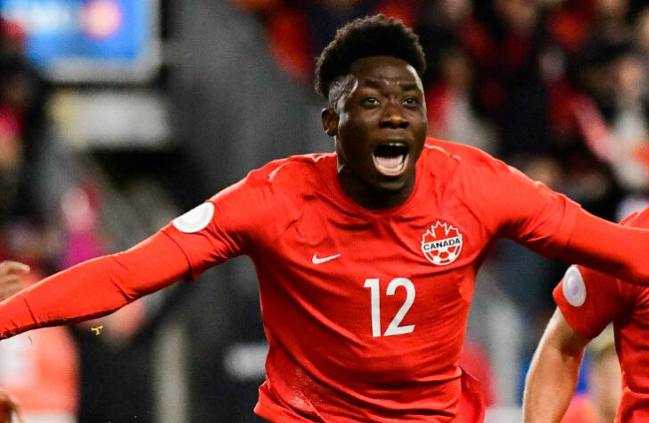 Canadá: 7 jogadores da seleção nascidos fora do país / Alphonso Davies [na foto] (lateral - nascido em Gana), Milan Borjan (goleiro - nascido na Croácia), Sam Adekugbe (lateral - nascido na Inglaterra), Ismaël Koné (meio-campista - nascido na Costa do Marfim), David Wotherspoon (meio-campista - nascido na Escócia), Iké Ugbo (atacante - nascido na Inglaterra) e Jonathan David (atacante - nascido nos Estados Unidos).