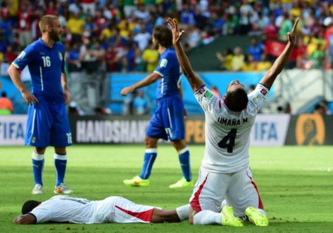 Itália 0 x 1 Costa Rica - 2014 - No "grupo da morte", quem fez bonito foi a Costa Rica, que saiu invicta da 1ª fase. Após baterem o Uruguai na estreia, os costa-riquenhos aprontaram uma zebra ainda maior ao derrotar a Itália na segunda rodada, garantindo sua surpreendente classificação às oitavas.