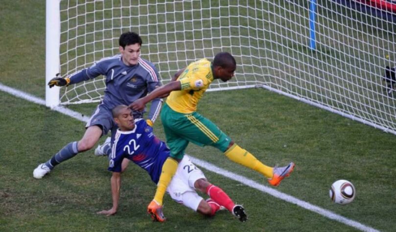 França 1 x 2 África do Sul - 2010 - A França, finalista da Copa anterior, deu vexame em solo africano caindo sem nenhuma vitória na primeira fase. O resultado mais surpreendente foi a derrota para a dona da casa África do Sul, que também não avançou, mas deu grande alegria para sua torcida com a inesperada vitória sobre os franceses.