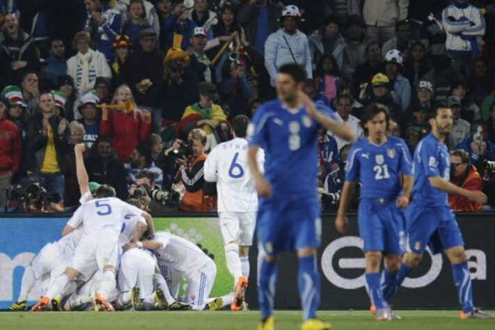 Eslováquia 3 x 2 Itália - 2010 - Então campeã mundial, a Itália deu vexame na África do Sul. Após empatar seus dois primeiros jogos, foi derrotada pela Eslováquia e foi embora mais cedo de mais uma Copa do Mundo.