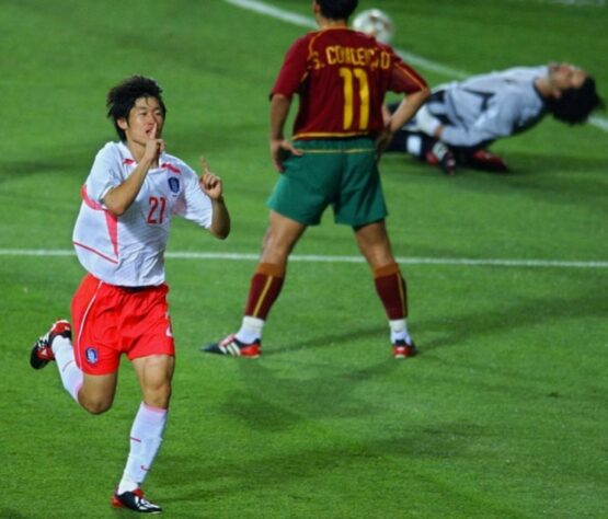Portugal 0 x 1 Coreia do Sul - 2002 - Dona da casa, a Coreia do Sul saiu invicta da primeira fase e proporcionou uma grande zebra ao bater os favoritos portugueses, que tinham o melhor do mundo, Figo, e avançar em 1º lugar do grupo, que teve Portugal eliminado.