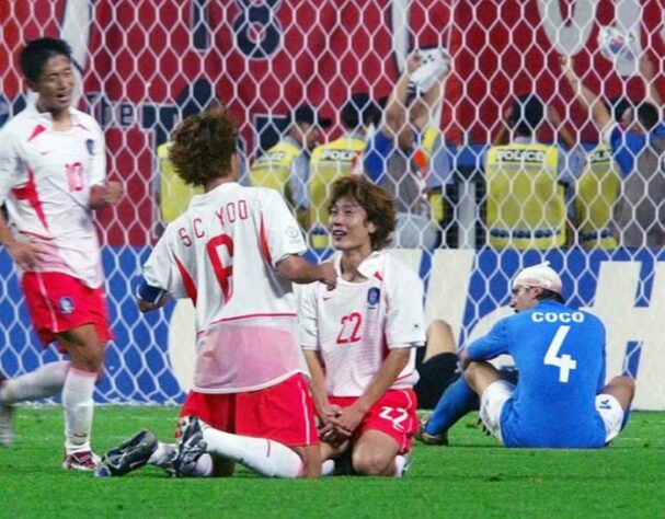 Coreia do Sul 2 x 1 Itália - 2002 - Novamente a Coreia do Sul fez história. Em jogo marcado por muitos erros de arbitragens contra os italianos, os asiáticos se aproveitaram para despachar a forte Itália na prorrogação e avançarem para as quartas de final da Copa em casa.