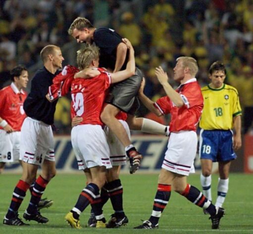 Brasil 1 x 2 Noruega - 1998 - Já classificado para o mata-mata daquela Copa na França, o então campeão mundial Brasil sofreu um revés inesperado na primeira fase. Após sair na frente, a Seleção tomou a virada que valeu a classificação em 2º lugar para a Noruega.