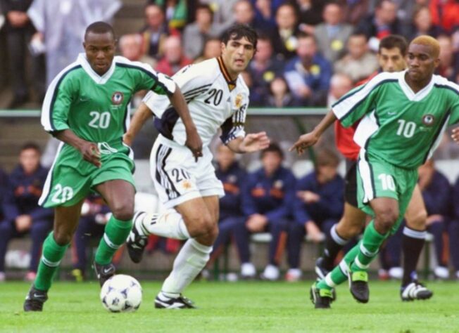 Espanha 2 x 3 Nigéria - 1998 - Outra grande zebra da Copa na França ocorreu logo no jogo de estreia das duas seleções. A irreverente Nigéria fez um jogão com o bom time da Espanha, foi buscar o placar duas vezes e conseguiu a virada a 13 minutos do fim da partida.