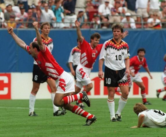 Bulgária 2 x 1 Alemanha - 1994 - Os búlgaros seguiram aprontando na Copa de 94. Em duelo com os então campeões mundiais alemães, a Bulgária saiu perdendo, mas conseguiu a virada com gols do craque Stoichkov e de Lechkov (foto).