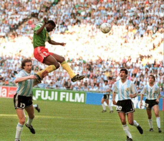Argentina 0 x 1 Camarões - 1990 - No jogo de abertura da Copa na Itália, Camarões assombrou o mundo da bola ao superar a então campeã mundial Argentina, do craque Maradona, e mostrar que faria história naquela Copa do Mundo.