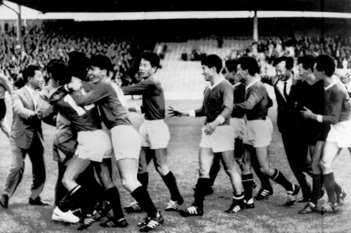 Coreia do Norte 1 x 0 Itália - 1966 - A grande zebra da Copa do Mundo de 66 veio da Ásia. Em sua primeira disputa de Mundial, a Coreia do Norte encarrou ninguém menos que a Itália na última rodada da primeira fase e venceu por 1 a 0, conseguindo uma histórica classificação para as quartas de final e despachando os italianos para casa.