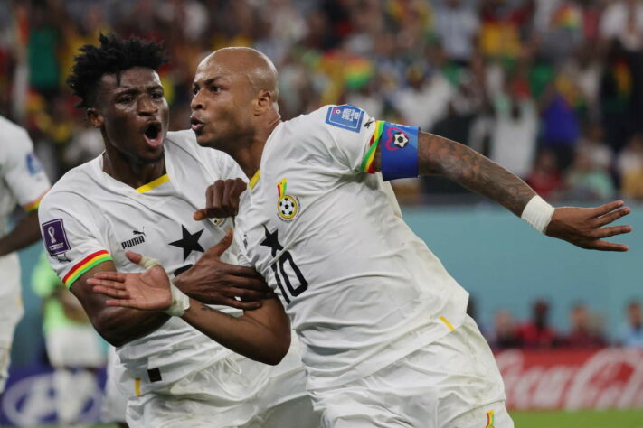 GANA - SOBE: Kudus e André Ayew se destacaram. A dupla veloz foi a válvula de escape para Gana criar jogadas. Com seus chutes e lançamentos, ambos deram trabalho para a defesa de Portugal. Mais perseverante, André Ayew foi premiado com um gol. // DESCE: Salisu cometeu o pênalti em Cristiano Ronaldo que culminou no craque do astro. Além disto, deixou brechas e permitiu que Rafael Leão balançasse a rede.