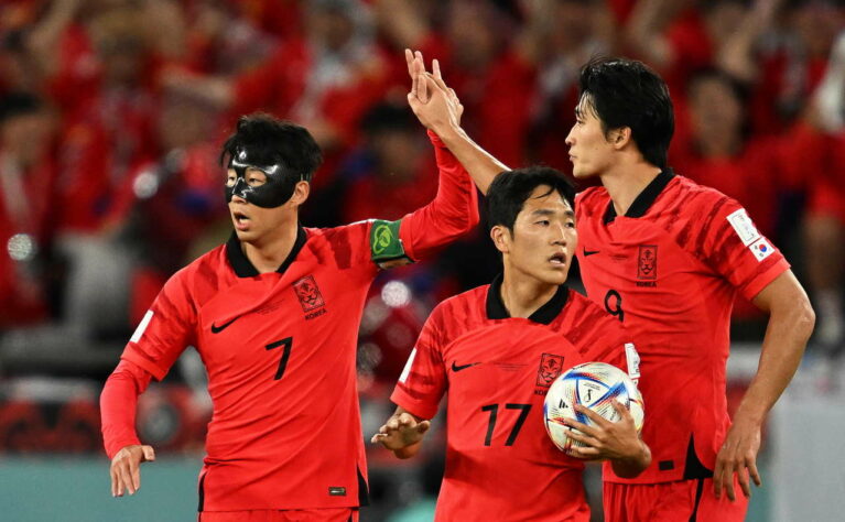 A Coreia do Sul se classificou em segundo lugar do Grupo H, disputando vaga com Portugal (primeiro colocado), Uruguai e Gana (eliminados), ao conquistar 4 pontos: empate diante do Uruguai, derrota para Gana e vitória diante de Portugal. A última vez que a seleção sul-coreana se classificou para a fase de oitavas de final da Copa do Mundo foi em 2010, na África do Sul.