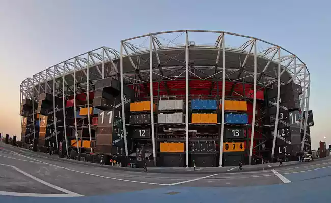 Os containers serão reutilizados em construções de novas praças esportivas. Inclusive, o estádio pode reaparecer em outra Copa do Mundo. 