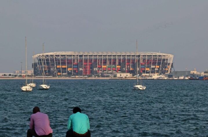 O estádio fica no centro de Doha e fica próximo das margensa do Golfo de sua localização