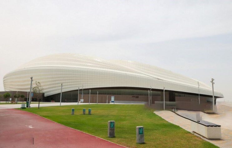 Ao redor do estádio existe espaços para passeios a cavalo, pistas de corrida e ciclovias. Além disso, foram plantadas 800 árvores nas redondezas;