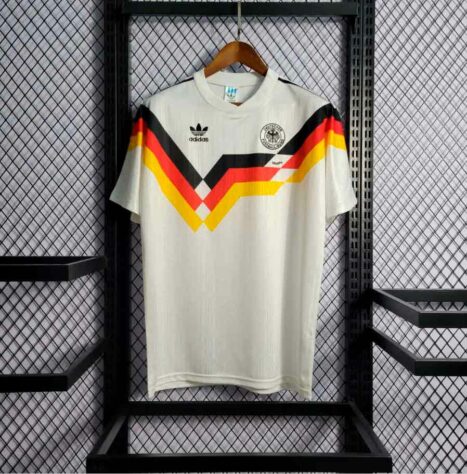 Alemanha 1990 (primeiro uniforme) - classificado como 'intimidador e moderno', o uniforme é colocado como uma síntese de duas das características mais tradicionais da seleção alemã. 