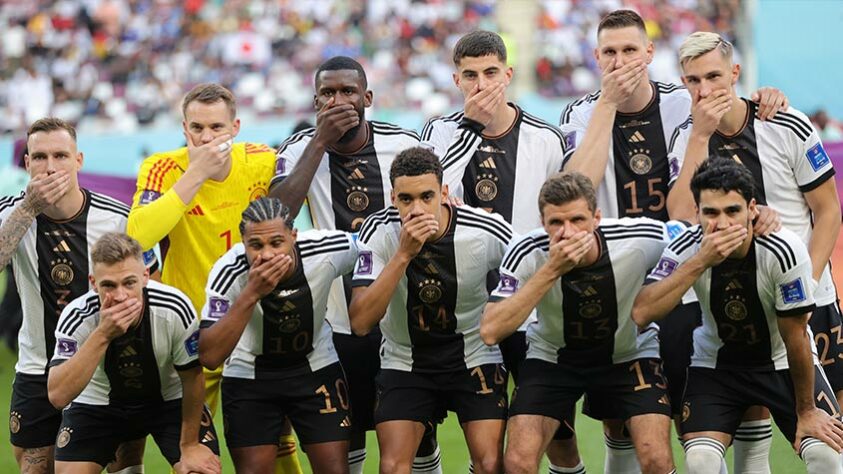 Os jogadores germânicos realizaram um protesto silencioso pelo veto da Fifa ao uso da tarja de capitão 'One Love', de apoio à causa LGBT