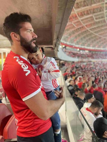 Alisson - Internacional / Por ser o clube que o revelou e o qual viu seu irmão, o também goleiro Muriel, defender durante uma parte da carreira, Alisson é torcedor do Colorado.