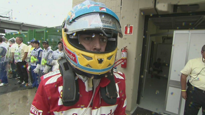 Mais uma vez, o Brasil foi o palco de uma decisão de título mundial. Sebastian Vettel duelava com Fernando Alonso, ambos disputando para ver quem conquistaria o tri primeiro. E novamente a chuva apareceu para apimentar a corrida. Logo na largada, Vettel se envolveu em uma confusão com Bruno Senna: o carro do alemão rodou após ser tocado. Acabou saindo da confusão na última colocação e com o carro danificado. O título parecia perdido, mas na oitava rodada o alemão já tinha alcançado a sexta colocação, posição que lhe garantia a o título daquela temporada. O que tornou esse título tão heroico foi o fato de precisar conduzir o carro com problemas até a última volta. 