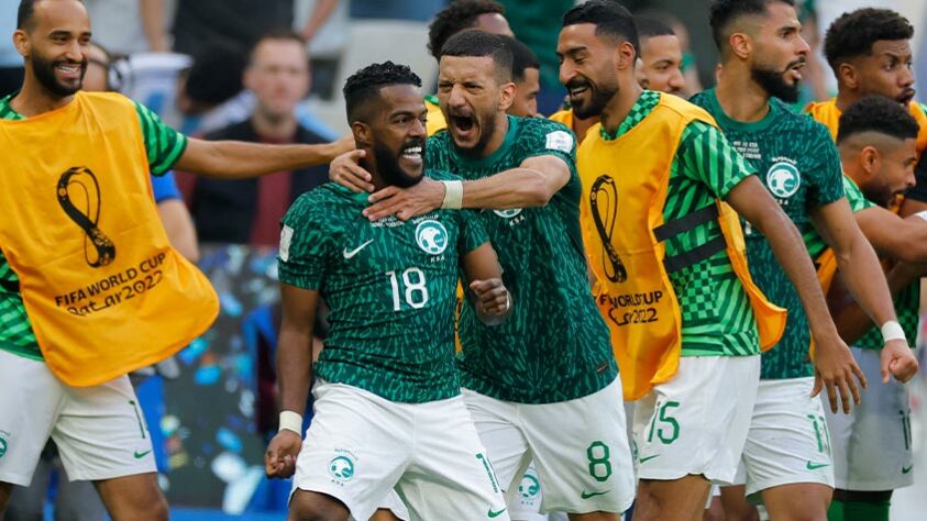 Arábia Saudita - SOBE: O time teve pontaria e precisão para virar o jogo. Vale destacar também a linha de impedimento da defesa, que funcionou bem. // DESCE: Fez um início ruim, com jogadores nervosos.