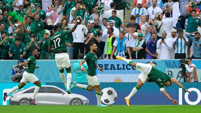 Argentina 1 x 2 Arábia Saudita - 2022 - Messi marcou de pênalti no começo do primeiro tempo, mas a seleção da Arábia conseguiu uma grande reação na etapa final, virando com gols de Saleh Alshehri e Salem Aldawsari. Era o primeiro jogo da fase de grupos. No final das contas, a Argentina passou às oitavas e a Arábia foi eliminada.